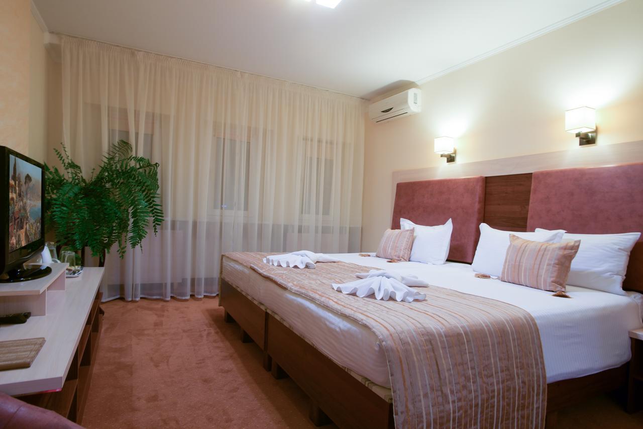 7 Sky Hotel Klinicheskaya Street Kyiv Exterior photo